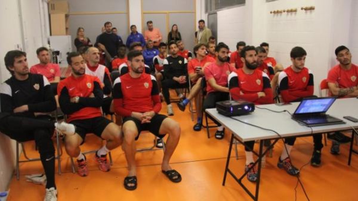 Los jugadores, atentos en la charla.