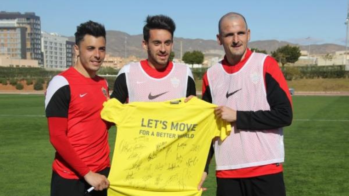 Ximo, Iago y Soriano firmaron esta camiseta.