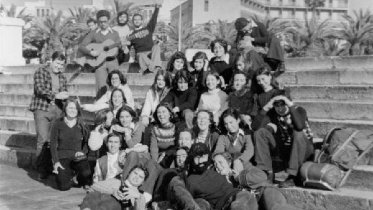 Un grupo de jóvenes estudiantes en el invierno de 1976, disfrutando de la libertad del puerto en las escalinatas.