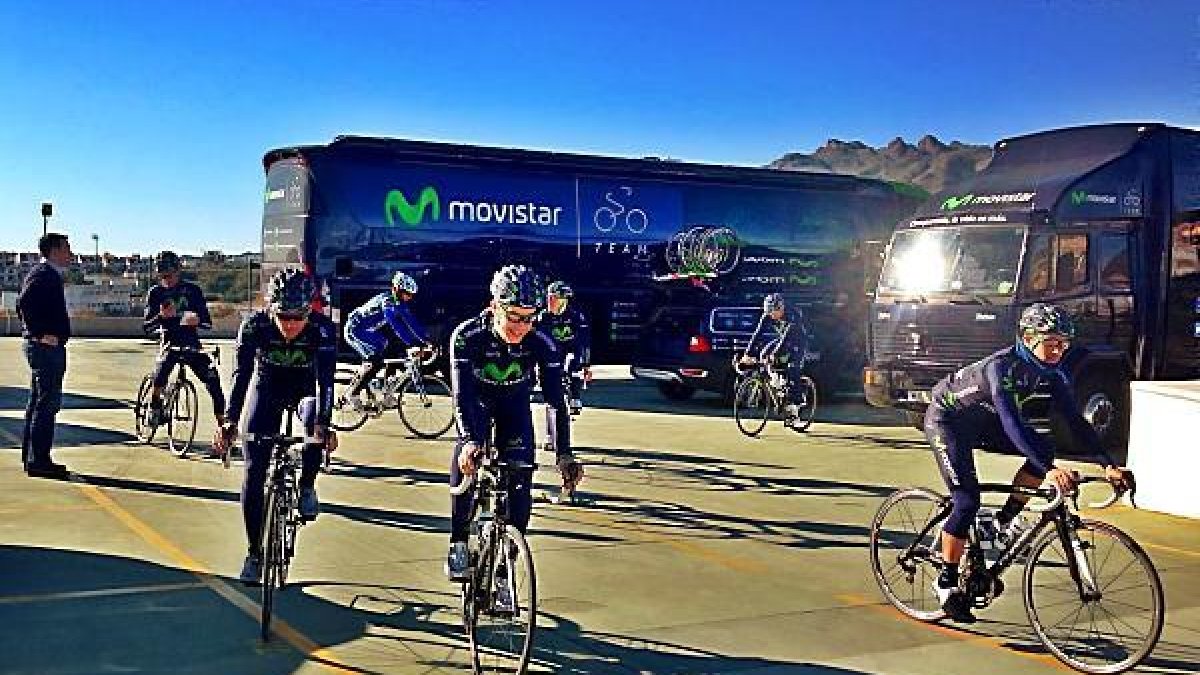 El equipo Movistar saliendo a entrenar.