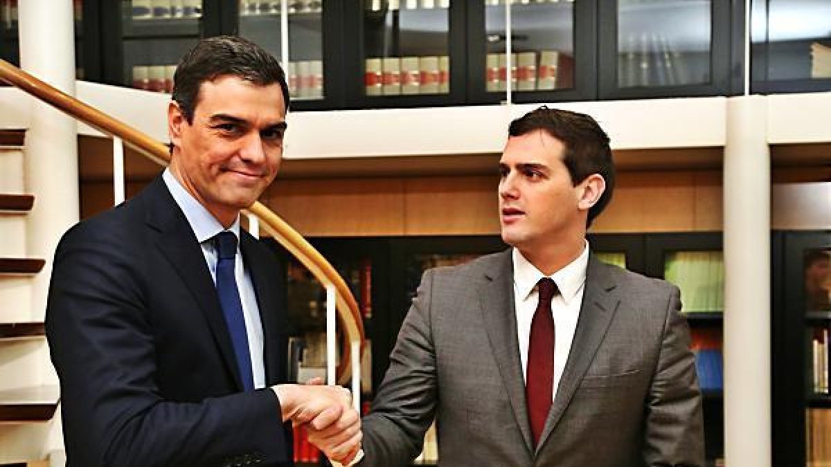 Sánchez y Rivera después de firmar el acuerdo.