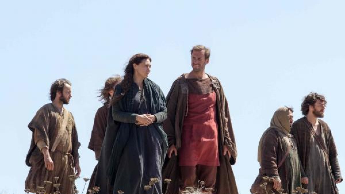 María Botto y Joseph Fiennes en ‘Resucitado’. (Foto: Sony / Image.net)