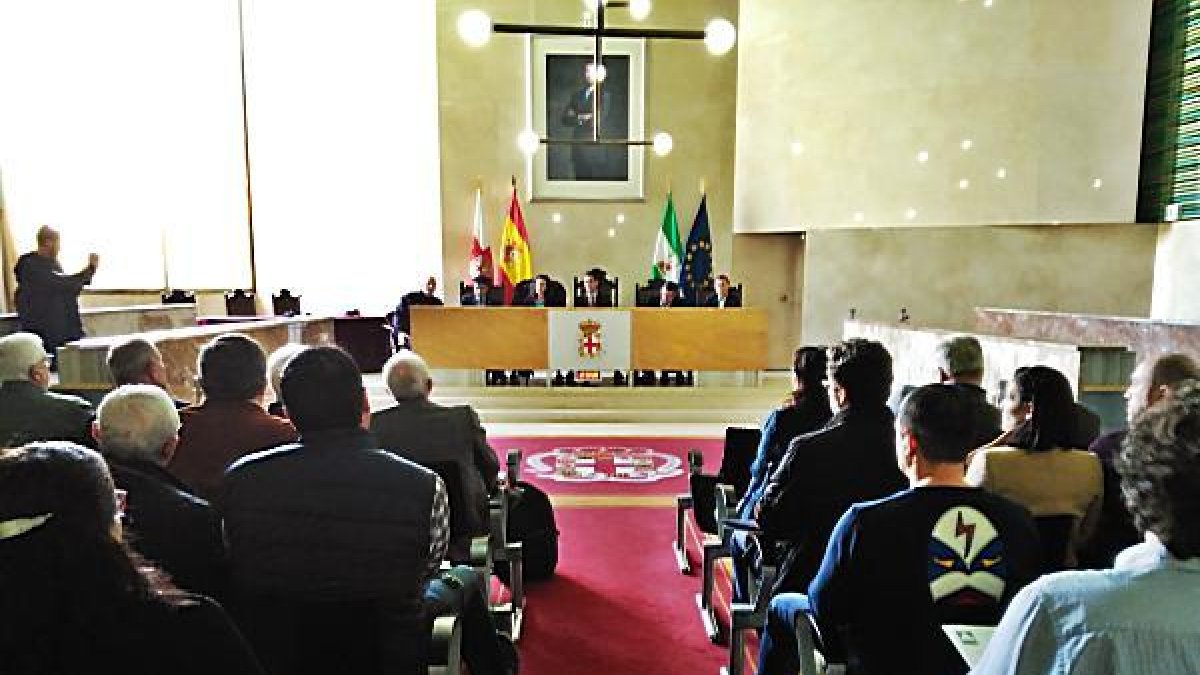 Reunión de la Mesa del Ruido en el salón de plenos