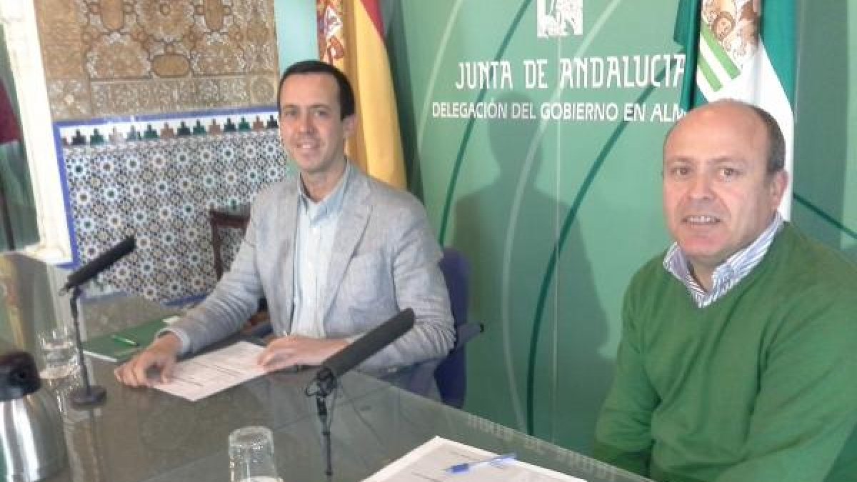 El delegado territorial José María Martín y el coordinador provincial de Consumo, Cristóbal Estévez.