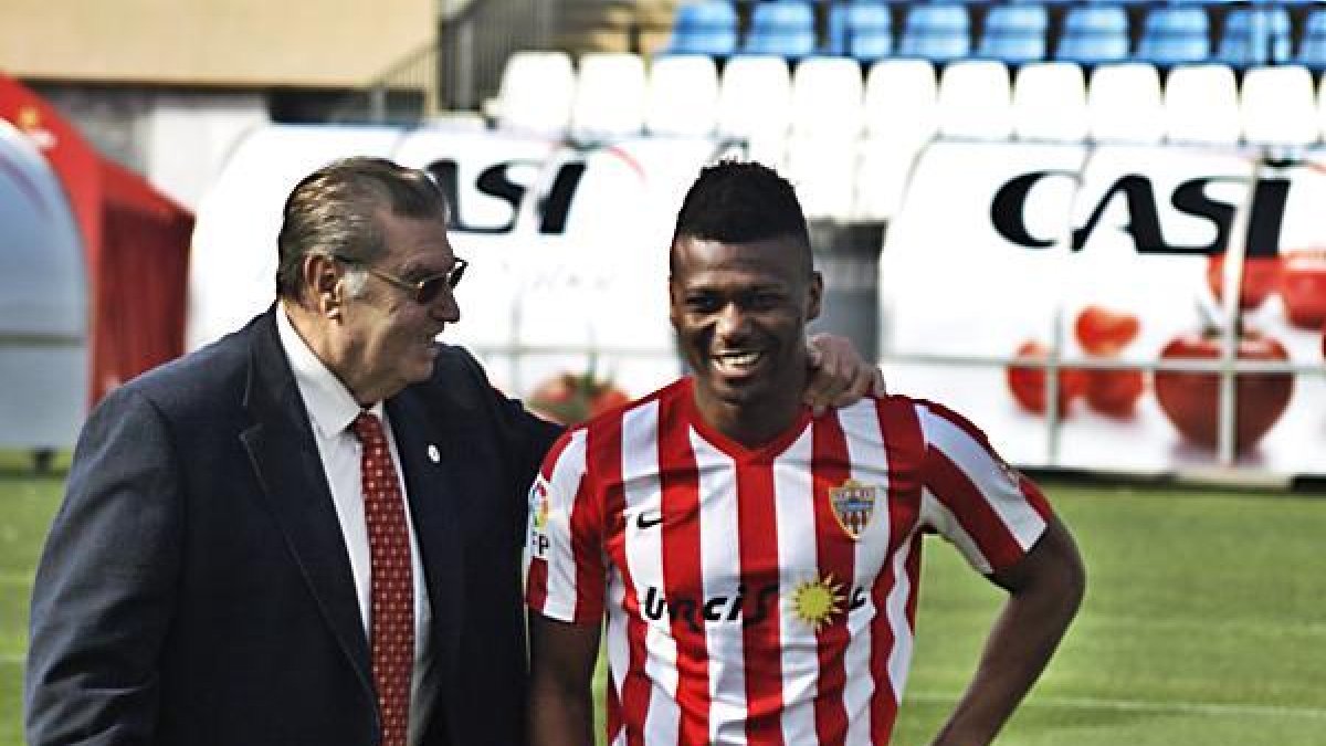 Kalu Uche junto al consejero Jesús Verdejo.