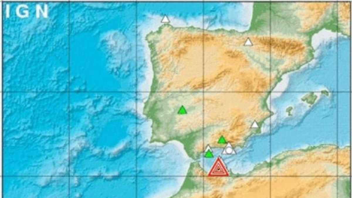 Mapa del IGN de ayer por la mañana, con el triángulo de alerta frente a Almería.