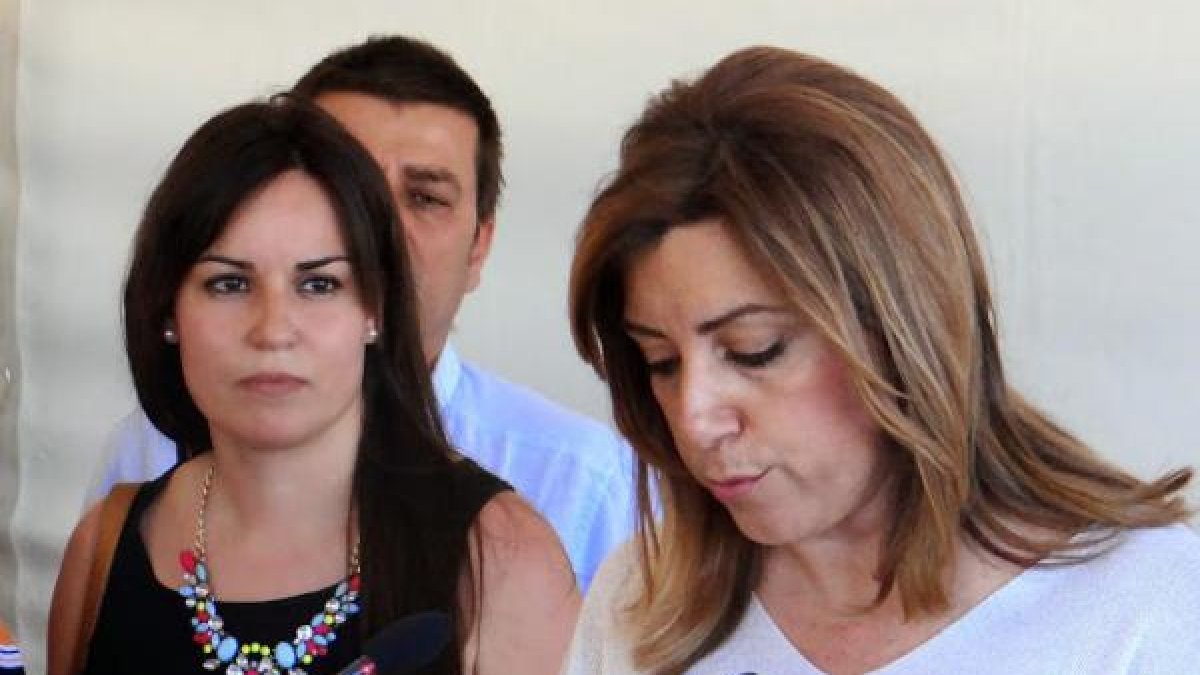 Sonia Cerdán, en segundo plano, durante una visita de Susana Díaz a la potabilizadora de Albox.