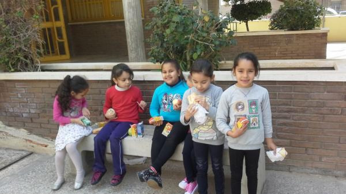 Alumnas del CEIP Alfredo Molina Martín en el patio del centro.