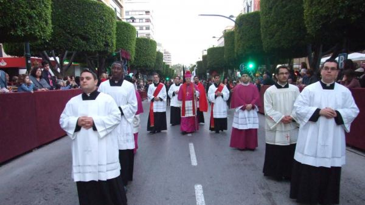 El obispo, Adolfo González Montes, en la procesión del Santo Sepulcro de 2015.