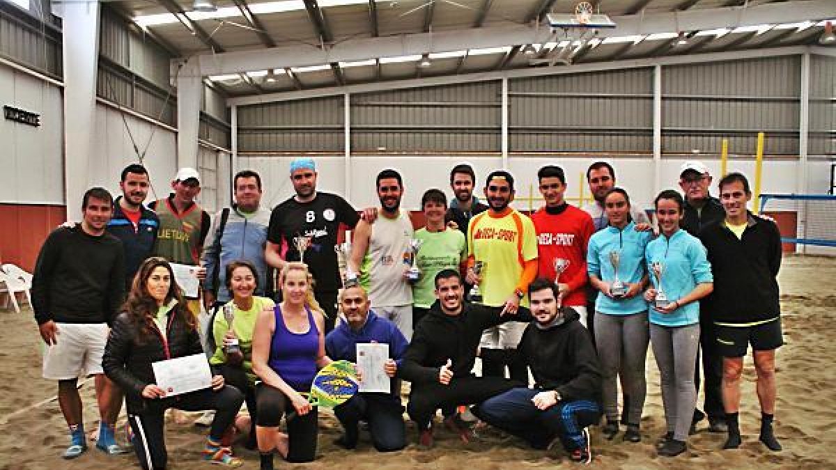Los participantes posan con el maestro nacional.