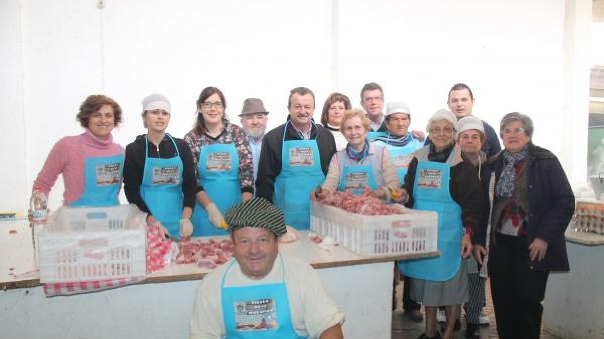 Vecinas posan durante la fiesta con el alcalde.