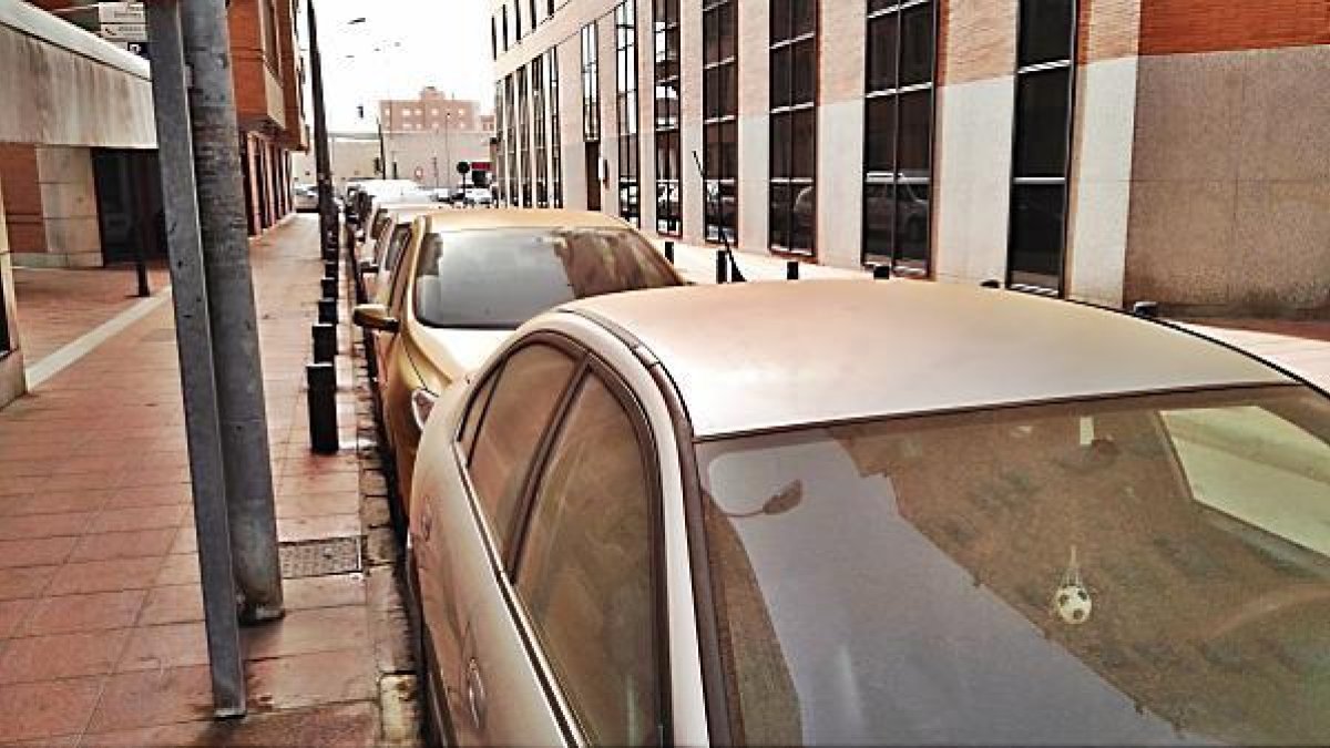 Coches cubiertos de polvo rojo este lunes en Almería