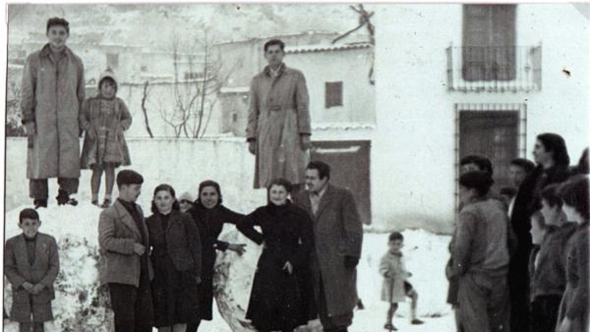 alcolea, en 1952, cuando cayó una nevada que hizo que los vecinos salieran a la calle a hacer bolas de nieve.
