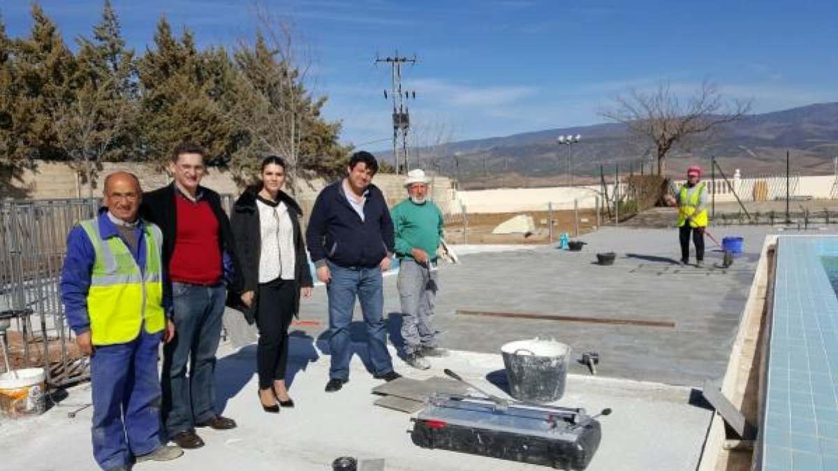 El alcalde, junto a los miembros del PSOE, en la visita a las obras del municipio.