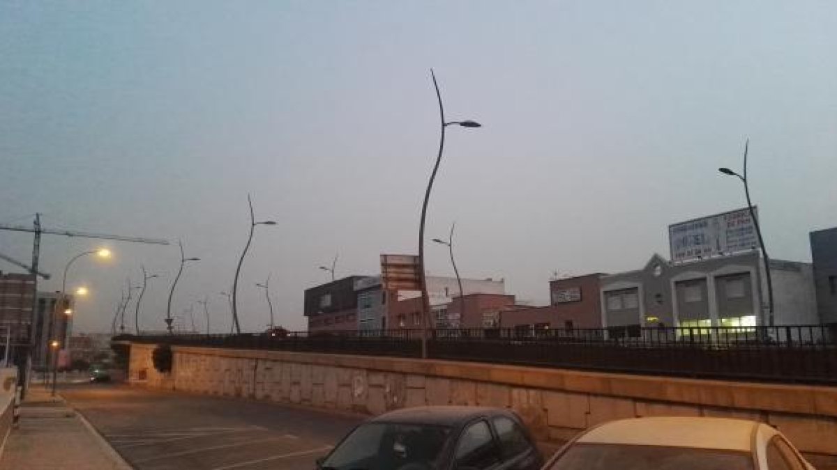 Así amanece Almería, con nubes de polvo africano.