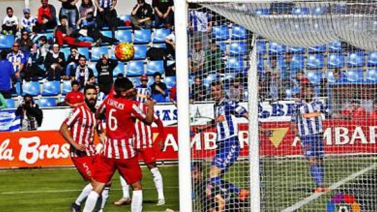 La defensa del Almería ahora es todo el equipo.