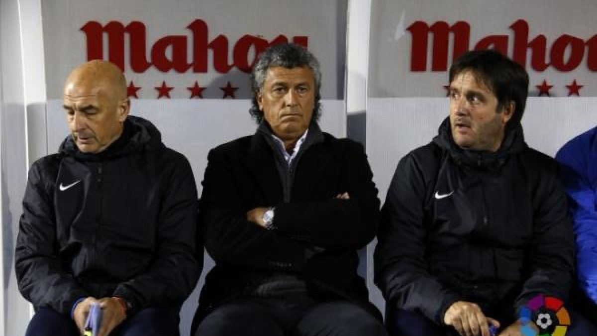 Goro con sus ayudantes.