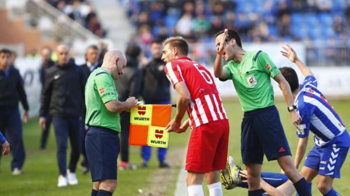 Saveljich protesta al auxiliar.