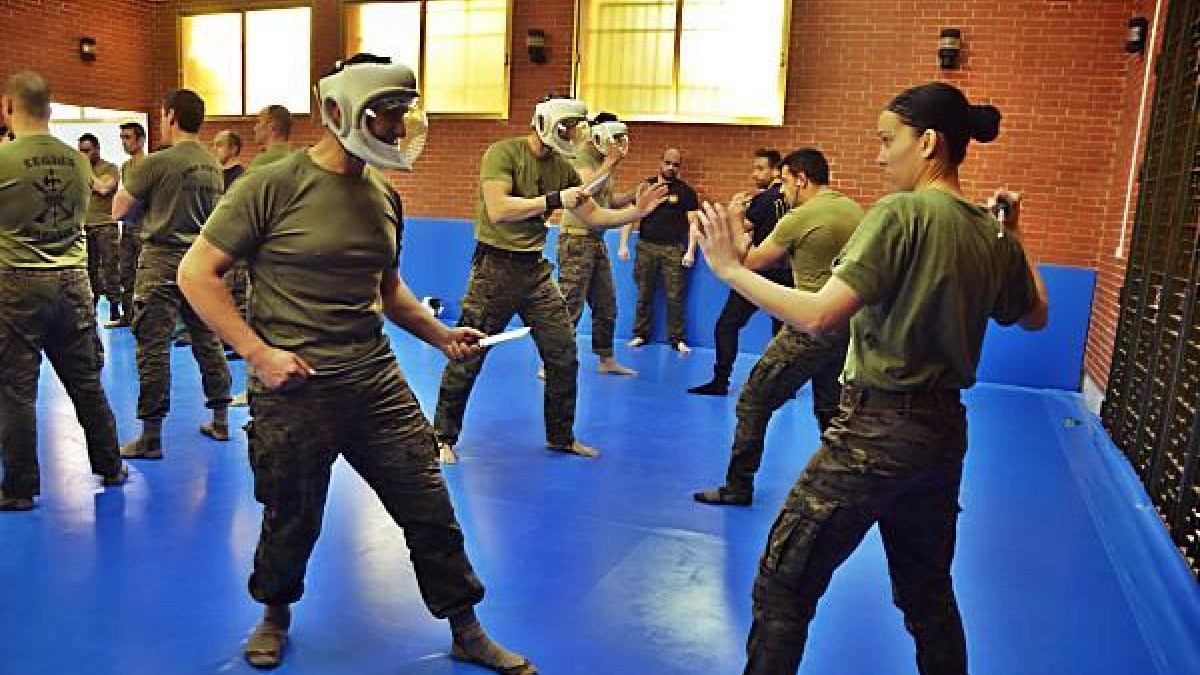 Jornada de combate cuerpo a cuerpo en la base.
