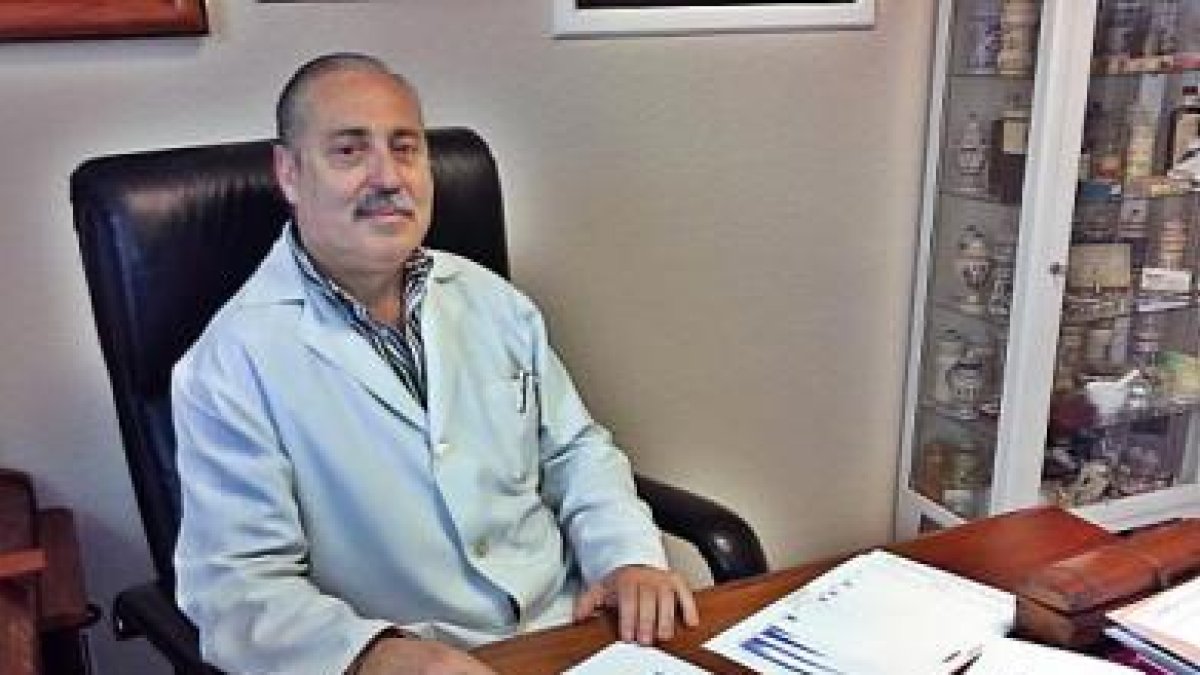El alergólogo Juan José Zapata en su consulta médica.