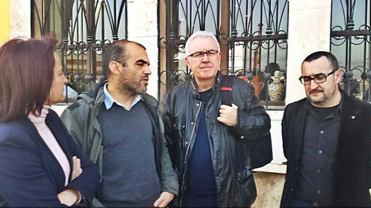 El coordinador federal de Izquierda Unida, Cayo Lara, en el centro, en el Varadero del puerto de Almería.