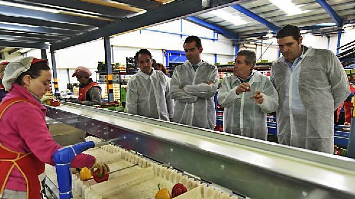 El alcalde y los concejales con Pedro Caparrós durante la visita