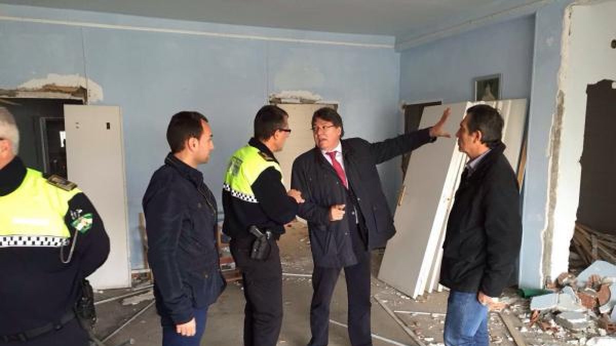 Visita del alcalde con concejales y jefe de Policía a las futuras instalaciones de la jefatura.