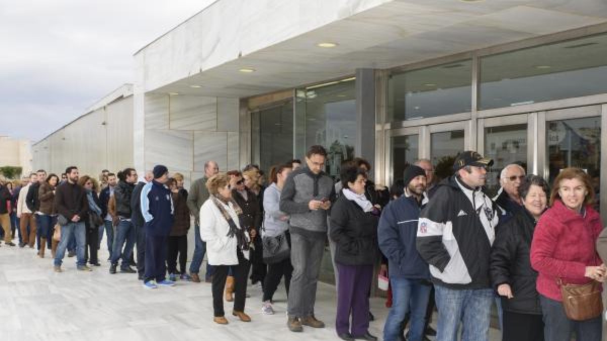 Cerca de un centenar de personas estaban esperando en la puerta antes de que dieran las 12 horas.