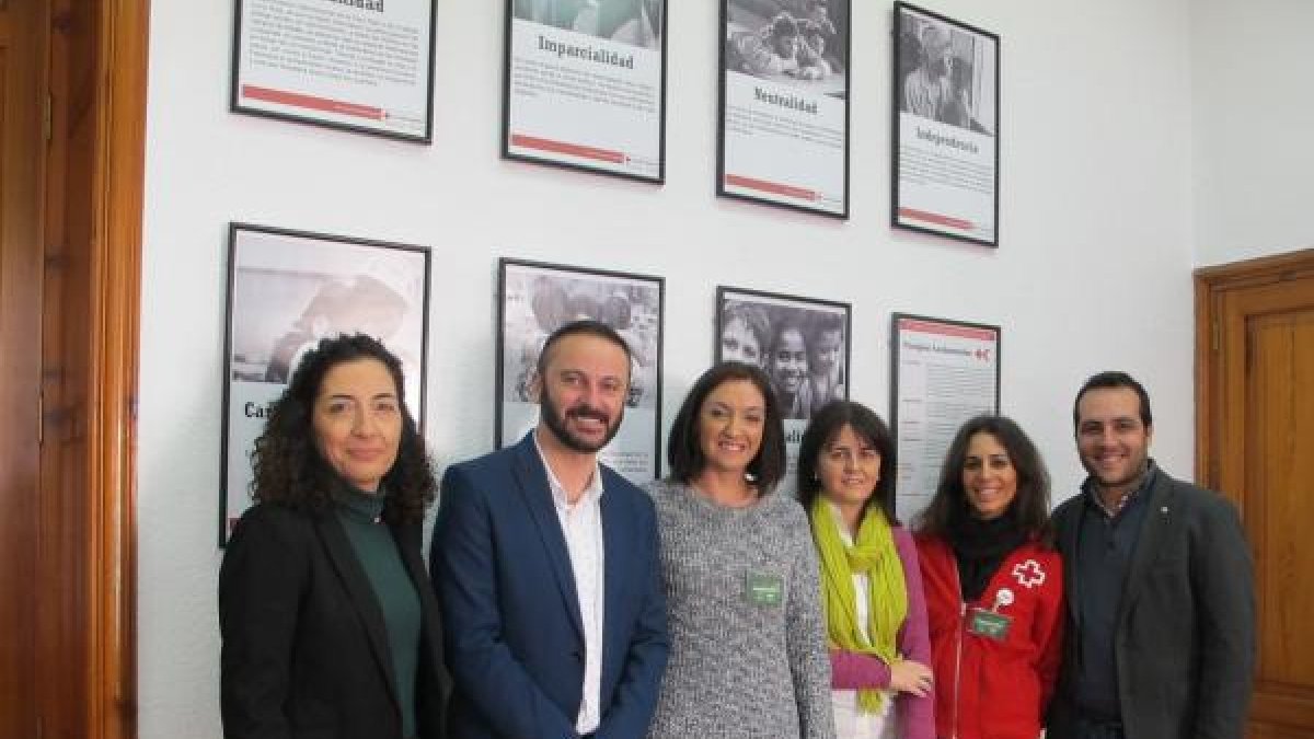 Miguel Ángel Tortosa visita la sede de Cruz Roja.