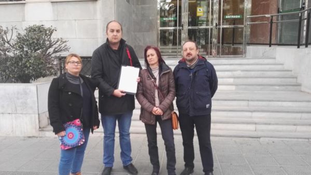 Dirigentes de IU junto a la Audiencia.