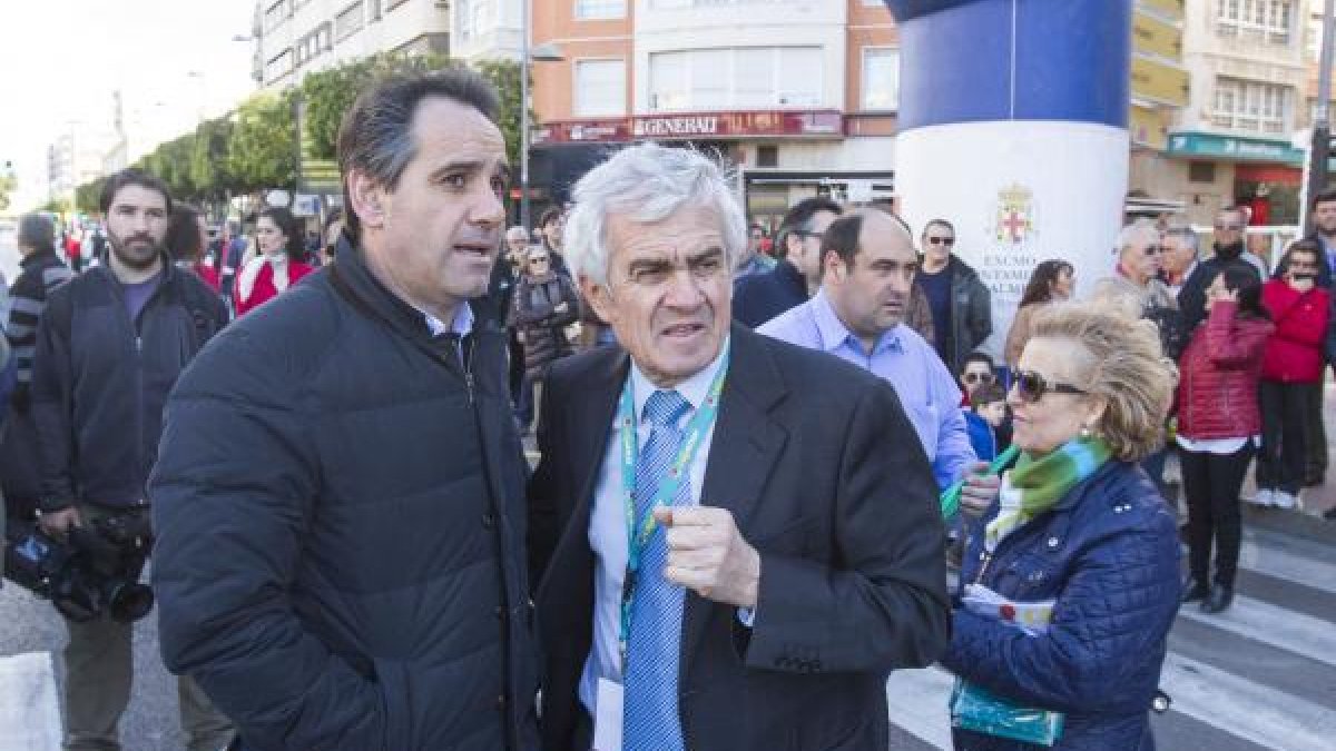 Muñoz con el concejal de Deportes Juanjo Segura.
