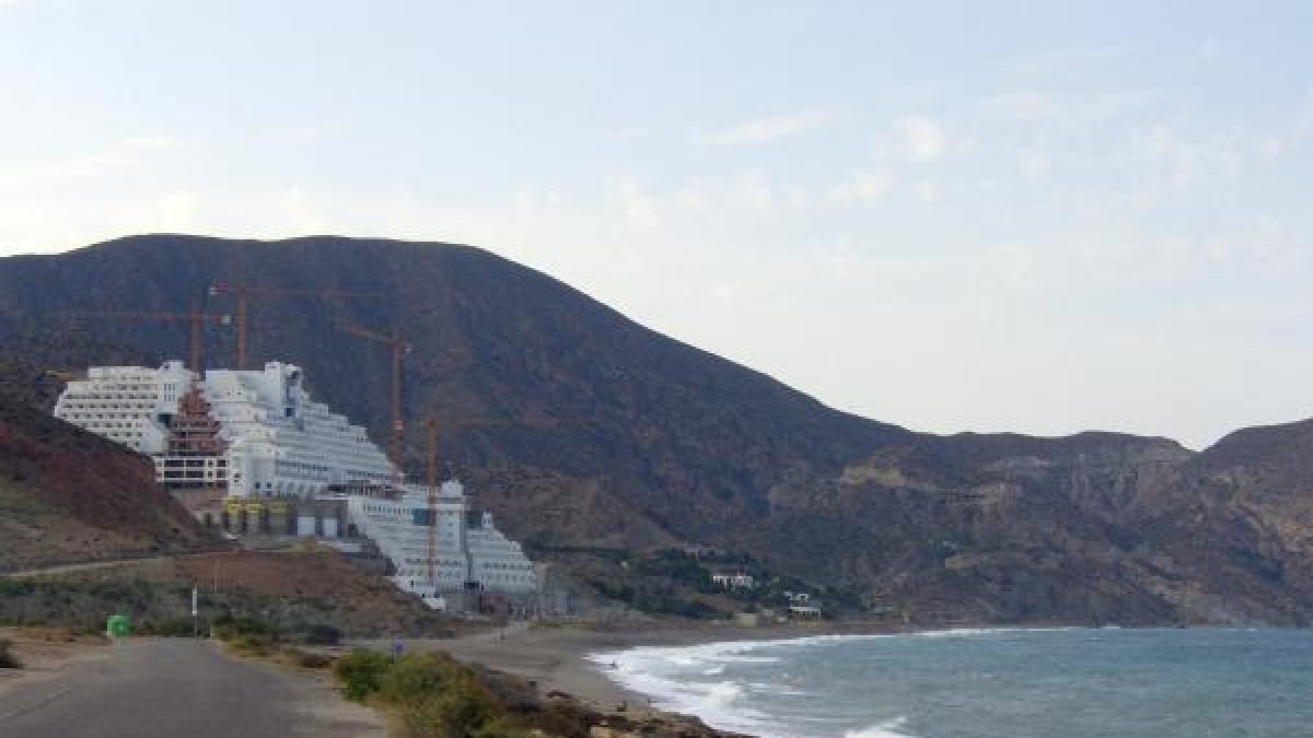 El hotel de El Algarrobico está a medio construir.