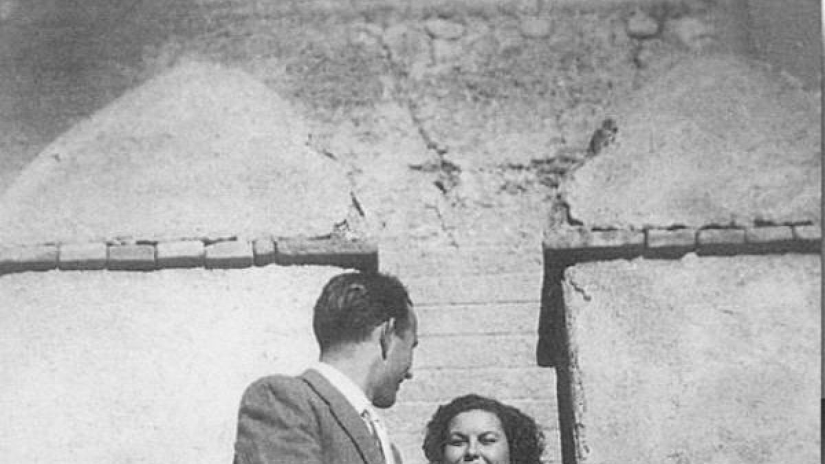 Una pareja de novios eternizando su amor en la Alcazaba.