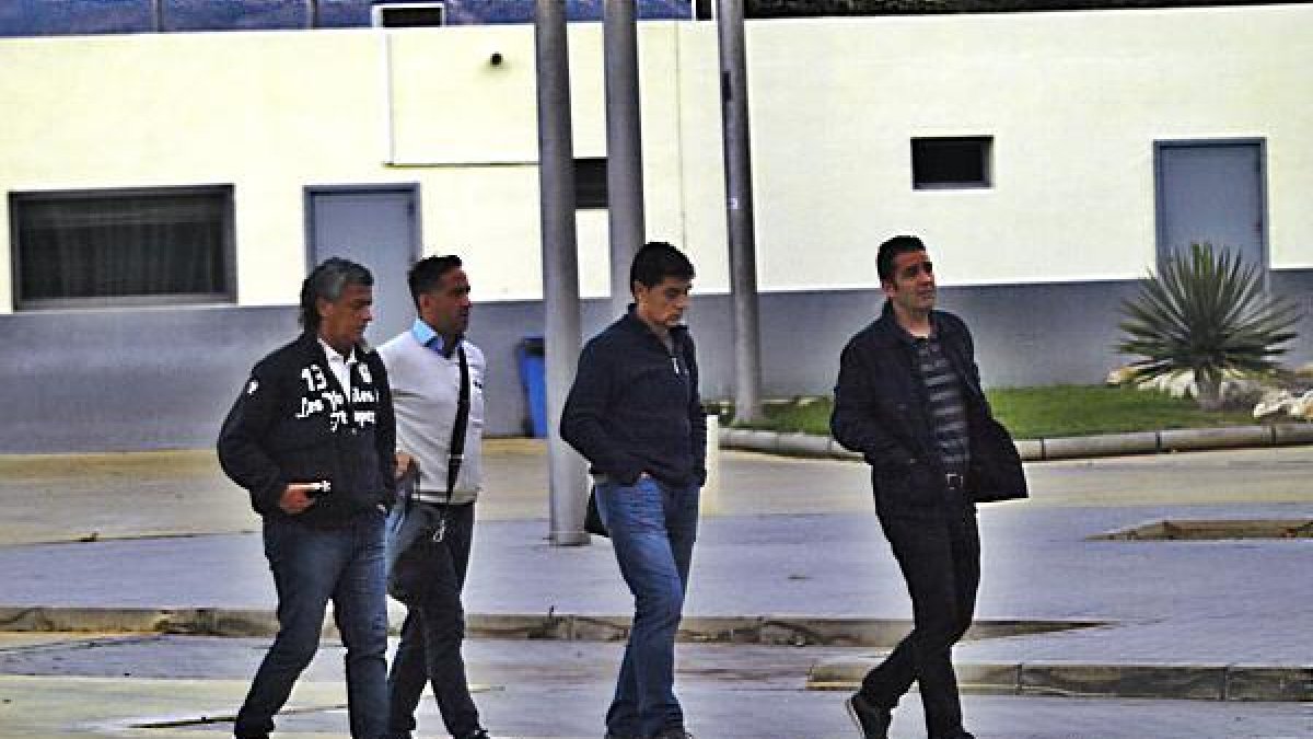Goro entrando por la puerta del Estadio Mediterráneo.