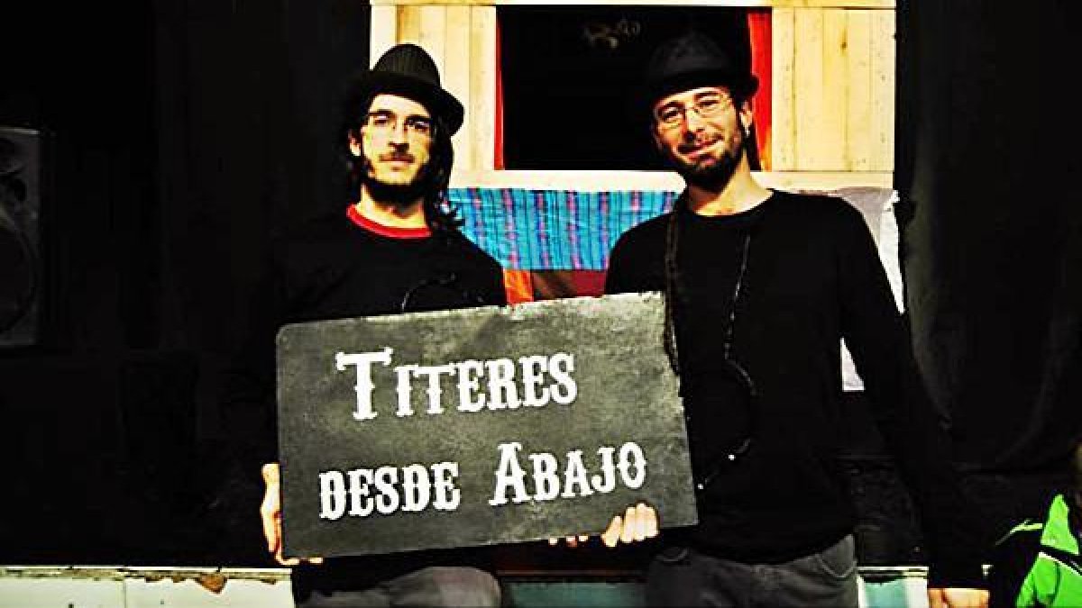 Los dos titiriteros detenidos.