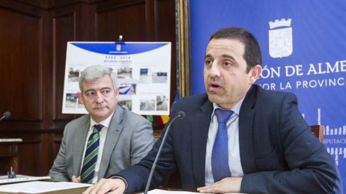 El diputado y el director provincial del SEPE durante la rueda de prensa.