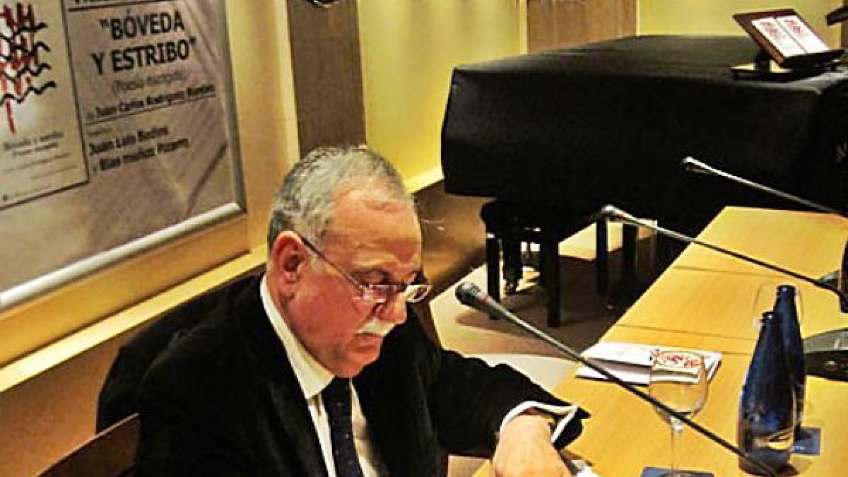 Rodríguez Búrdalo ha publicado más de una veintena de libros; el IEA editó su poesía escogida en 2012.