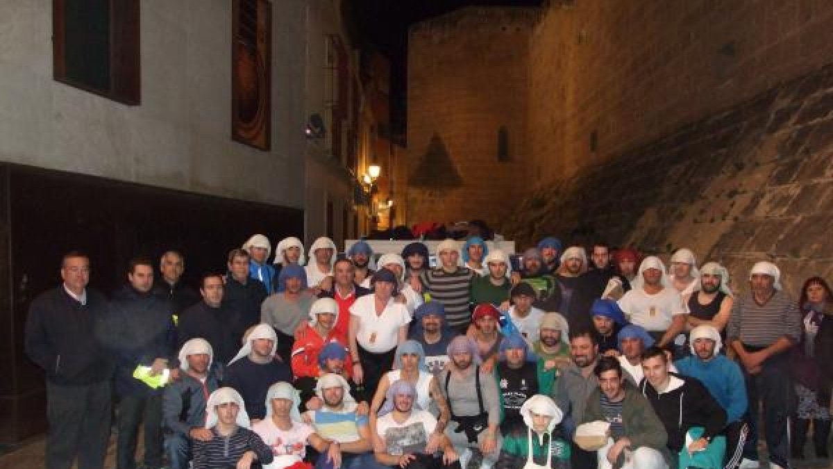 Cuadrilla de costaleros del paso de palio de Nuestra Señora de la Merced, compuesta por 57 integrantes, de un paso que calza 35 costaleros.