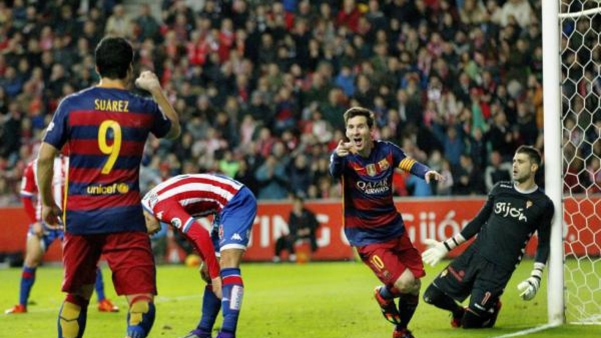 Luis Suárez y Leo Messi celebran un gol en El Molinón.