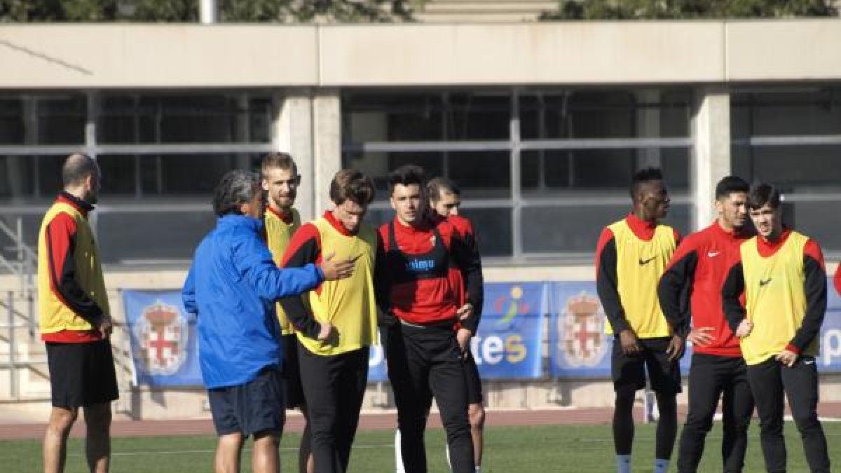 El técnico del Almería hablando con la plantilla.
