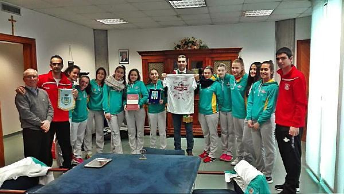 El alcalde de Selvazzano ya tiene el indalo y la camiseta.