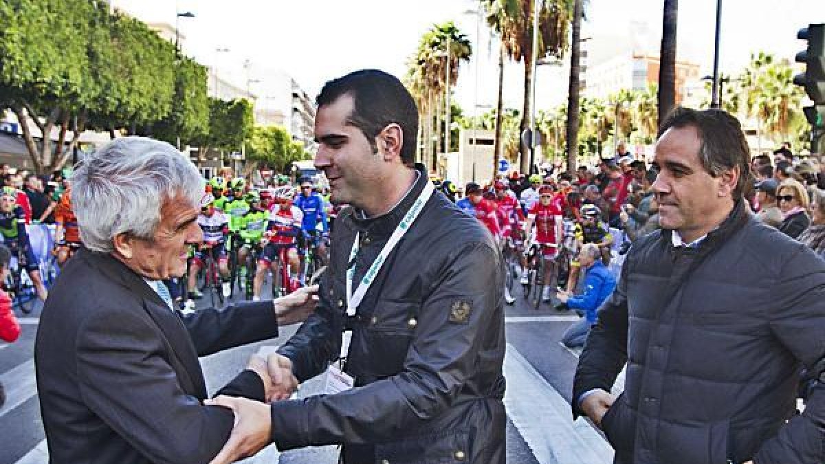José Manuel Muñoz con el alcalde de Almería en la salida de la Clásica.