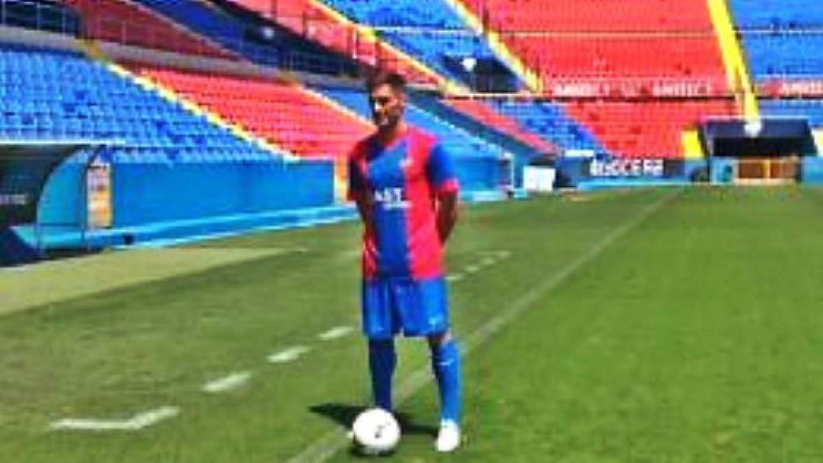 Trujillo el día de su presentación con el Levante.