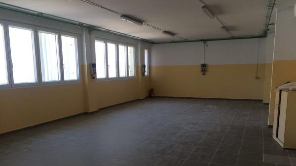 Aula taller sin material ni máquinas para hacer prácticas en el IES El Alquián.