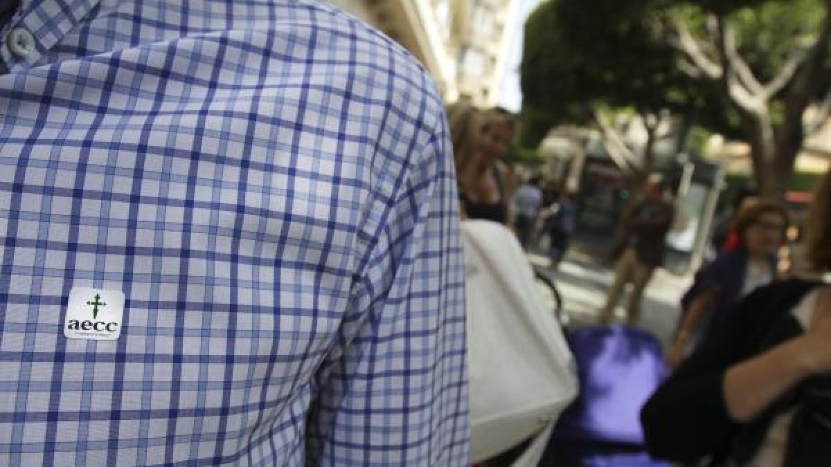 Voluntario de la AECC en una campaña de Almería.