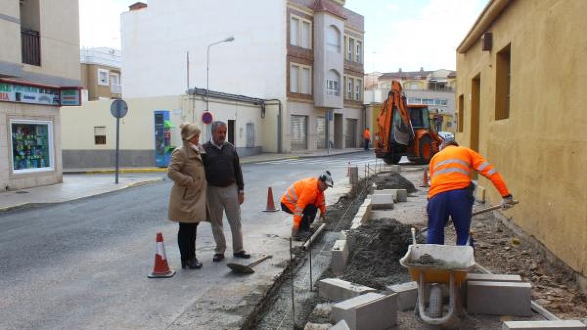 Dos operarios realizando las obras en una de las calles del barrio Ejido Norte.