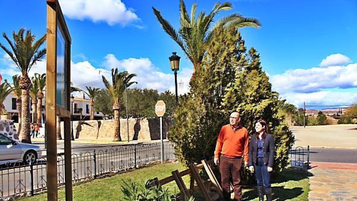 Alcalde y concejal de Turismo en el punto señalado en el municipio d ela BTT TransAlmería Levante