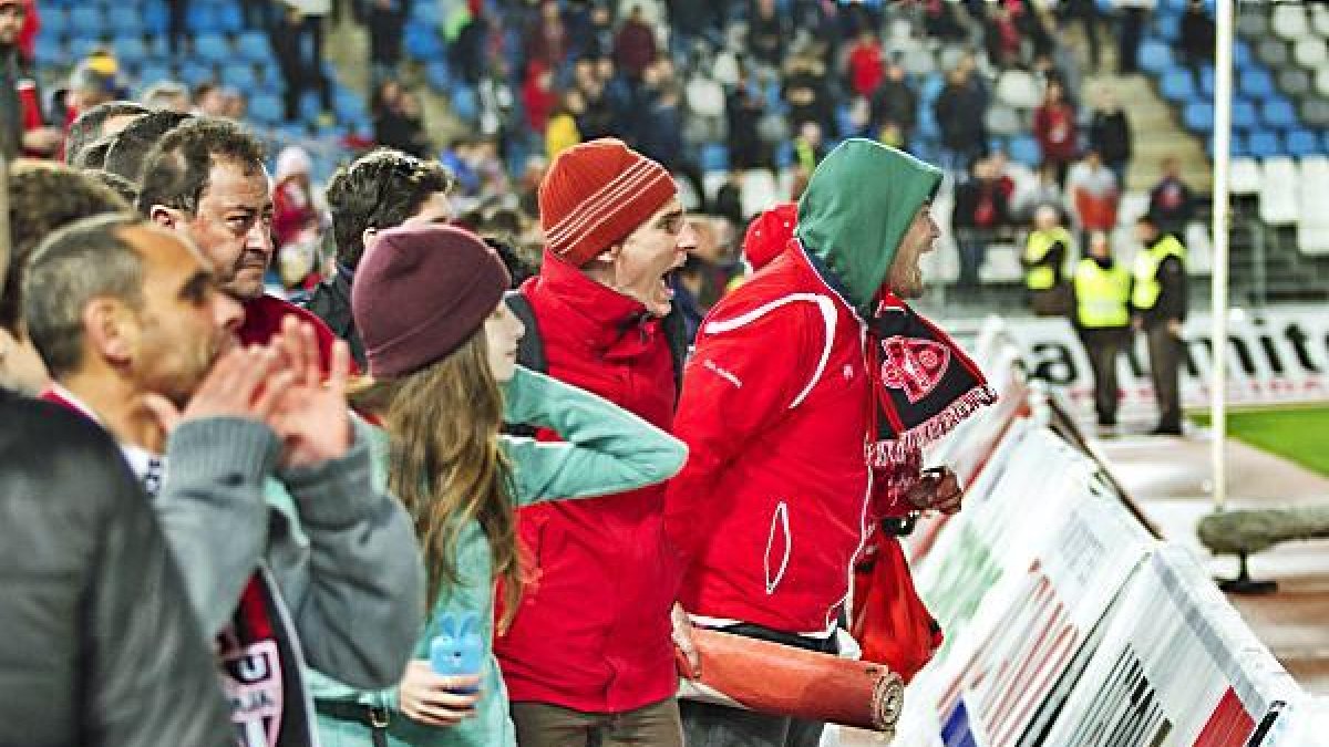 Los seguidores del Almería terminan aburridos viendo a su equipo.