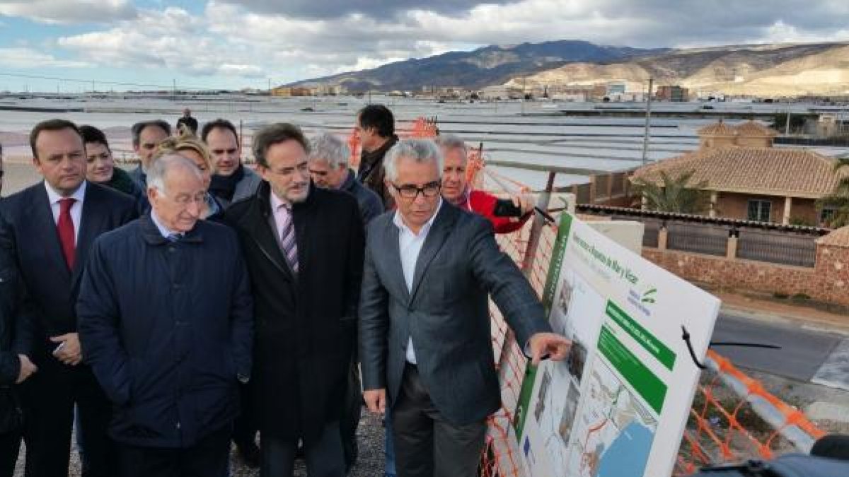 López y Amat atienden a las explicaciones sobre las obras de la variante.