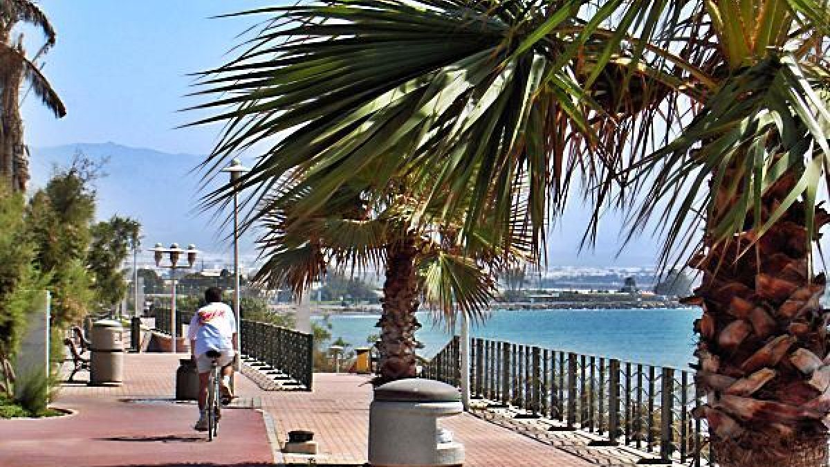 Carril bici en la salida hacia la Universidad